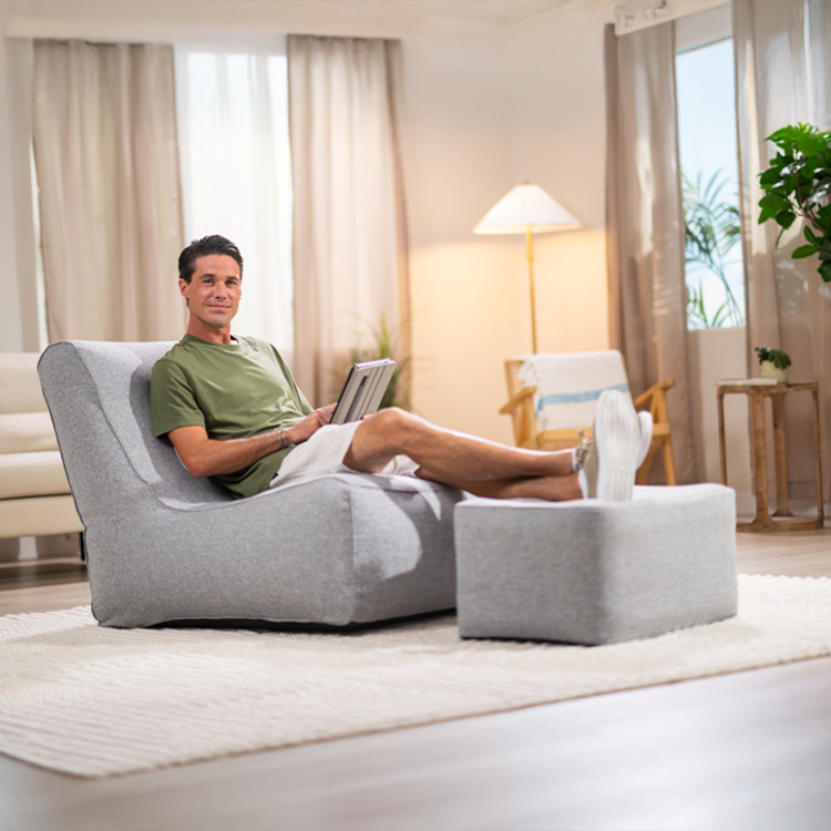 Fauteuil gris avec pouf