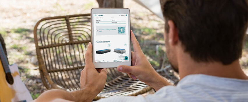 Homme assis sur un transat qui consulte le site internet