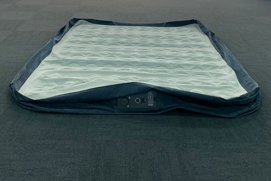 comment-plier-correctement-son-matelas-gonflable-intex